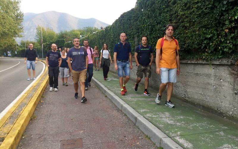Gruppo in cammino sulla strada di Monte Isola, sul lago d'Iseo