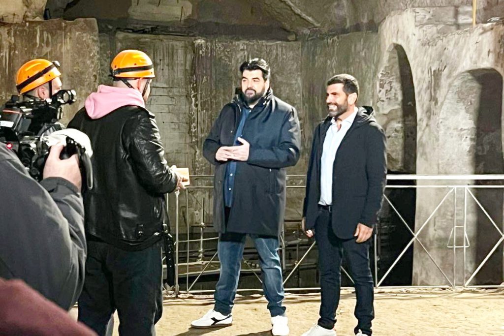 Antonino Cannavacciuolo e Giovanni Gambardella durante le riprese nelle Gallerie Borboniche, con la troupe in primo piano