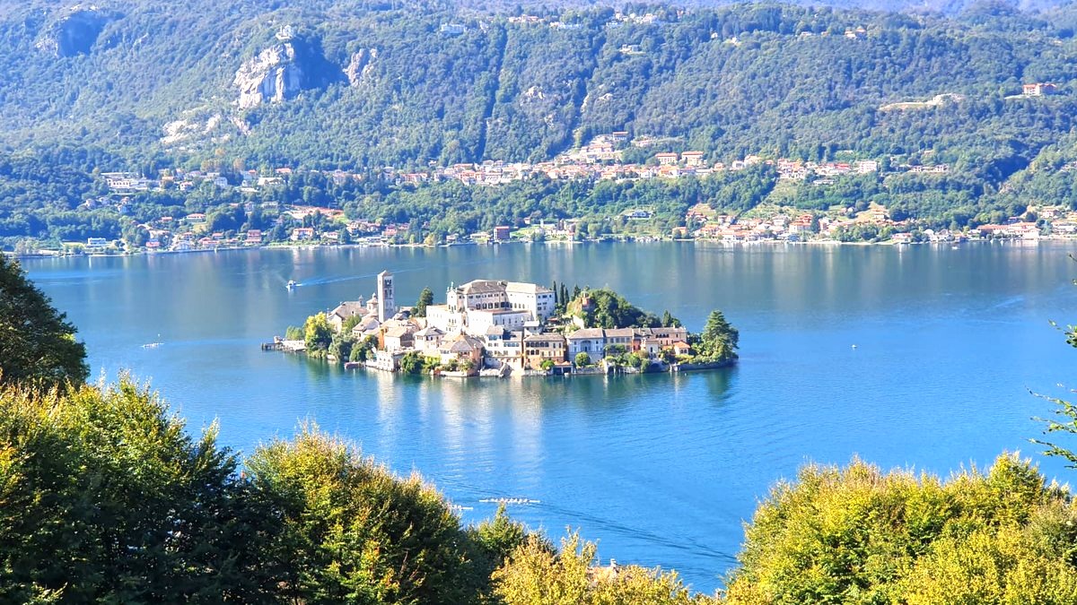 L'isola di San Giulio vista dall'alto sul lago d'Orta