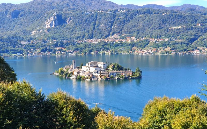 L'isola di San Giulio vista dall'alto sul lago d'Orta