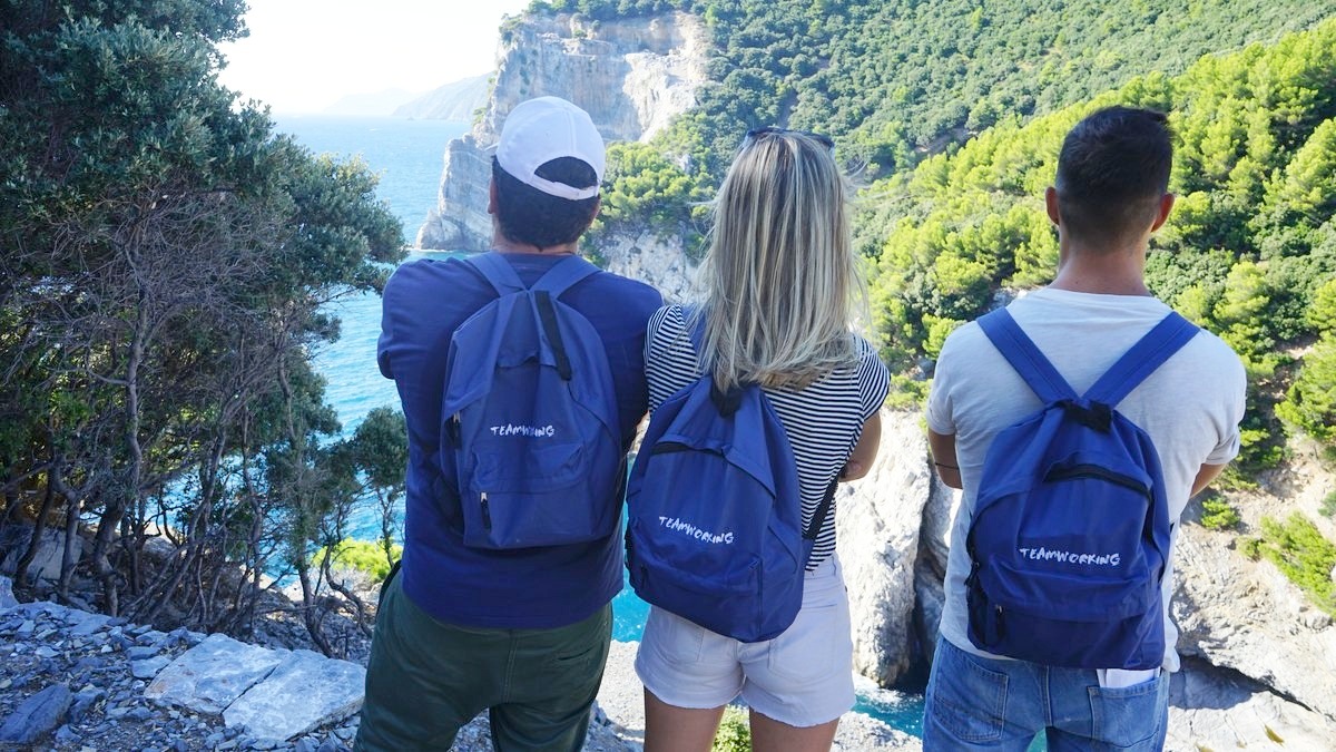 Tre partecipanti davanti alle falesie dell'isola Palmaria
