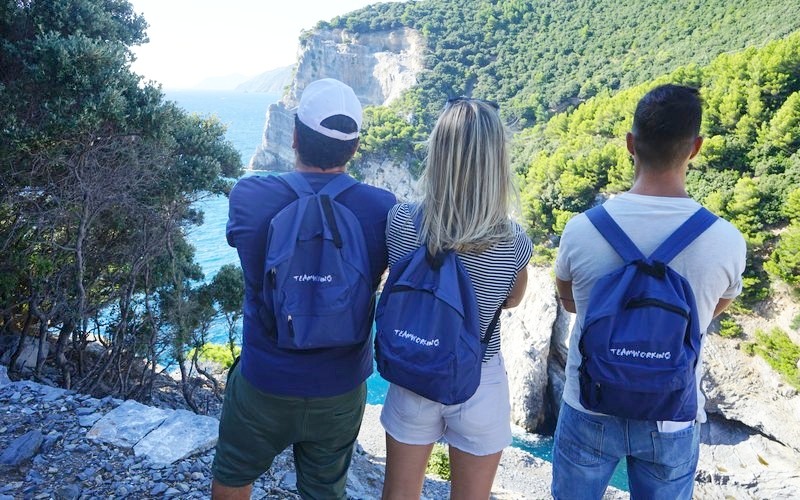 Tre partecipanti davanti alle falesie dell'isola Palmaria