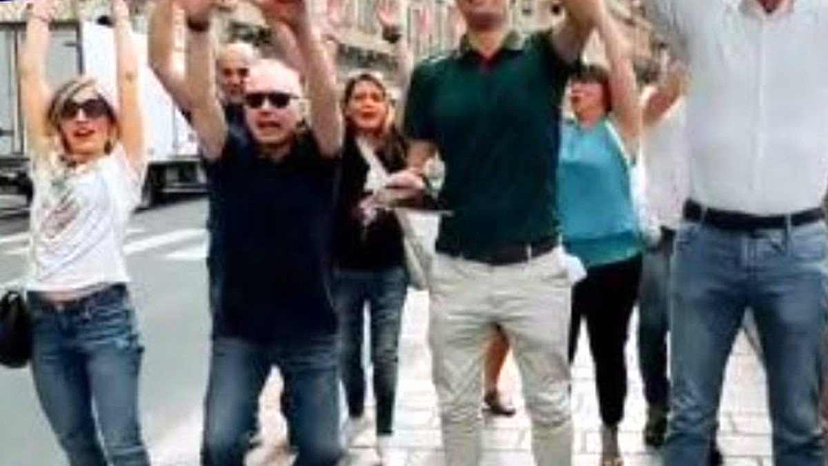 Gruppo di partecipanti in una via di Pisa
