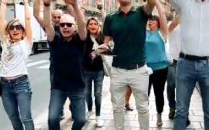 Squadra con le braccia alzate in una via di Pisa