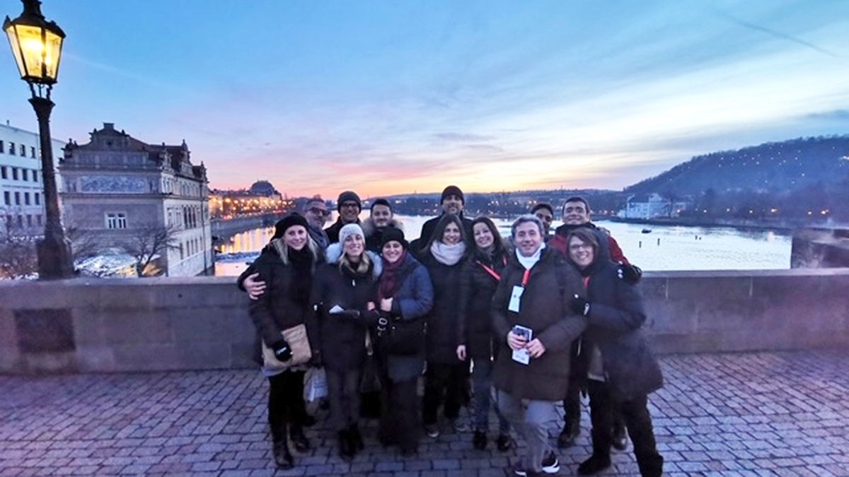 Gruppo sul Ponte Carlo a Praga al tramonto