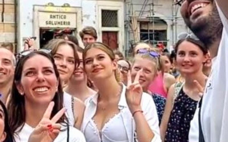 Gruppo di partecipanti sorridenti in una via del centro di Roma