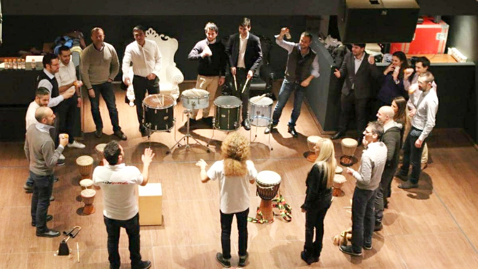 Il cerchio dell’orchestra visto dall’alto: venticinque partecipanti con djembe e tamburi, due trainer al centro che dirigono