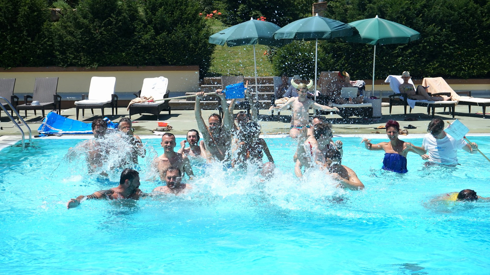 Il gruppo salta in piscina tutto insieme, dopo la regata delle barche di cartone
