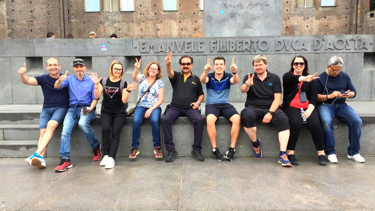 Gruppo seduto sul basamento del monumento a Emanuele Filiberto a Torino