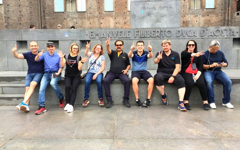 Gruppo seduto sul basamento del monumento a Emanuele Filiberto a Torino