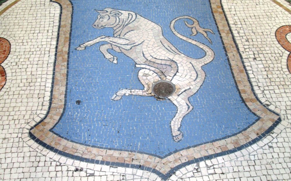 Il mosaico del toro nella Galleria Vittorio Emanuele a Milano
