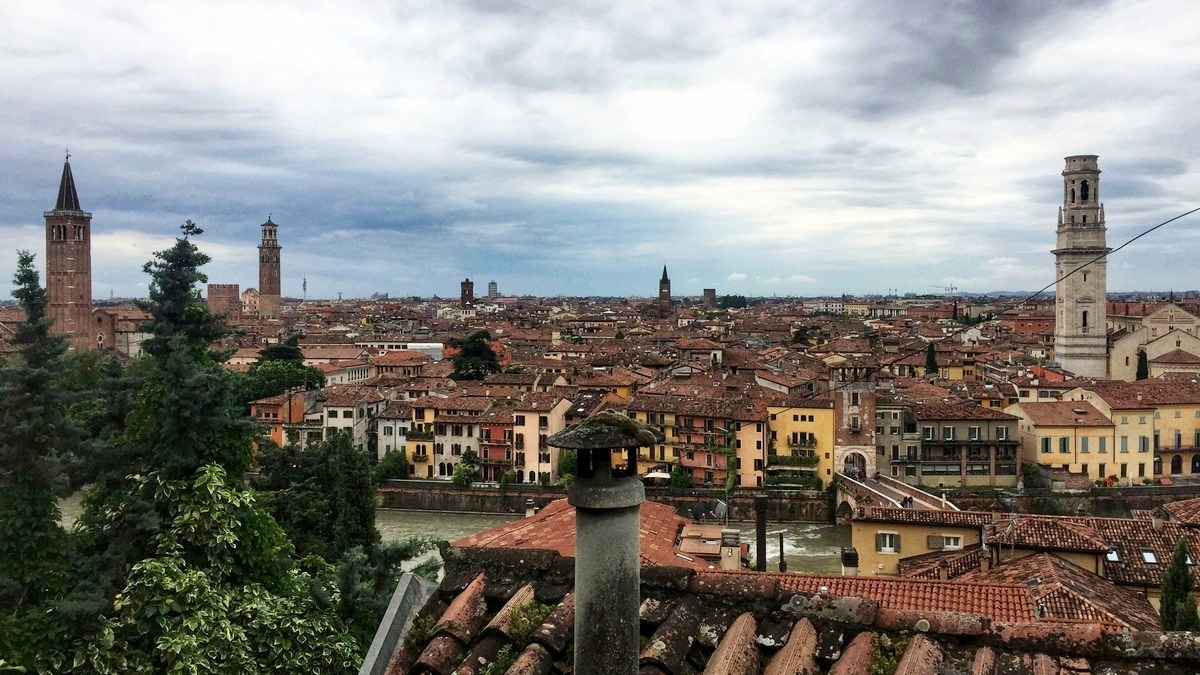 I tetti di Verona dal Belvedere, con la Torre dei Lamberti e il campanile del Duomo